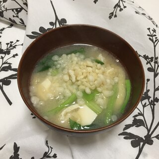 油揚げと豆腐と小松菜と天かすのお味噌汁♪